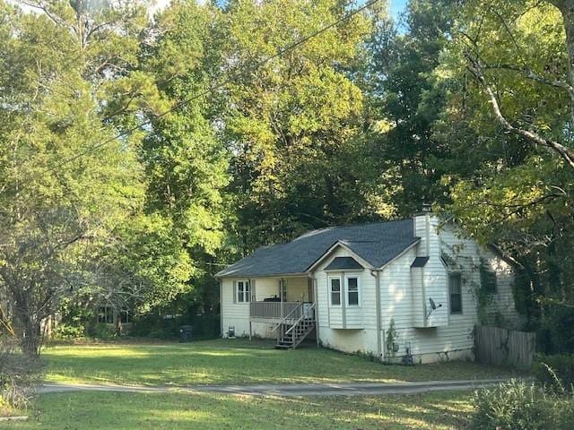 view of front of home featuring a front yard