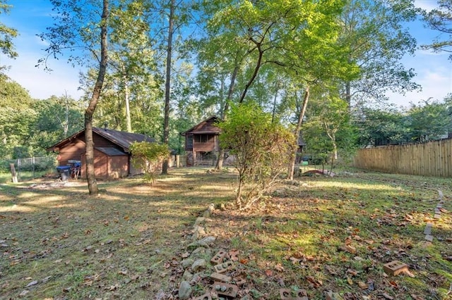 view of yard featuring an outdoor structure