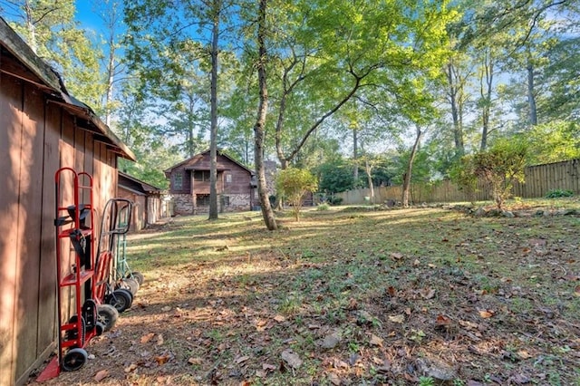 view of yard featuring an outbuilding