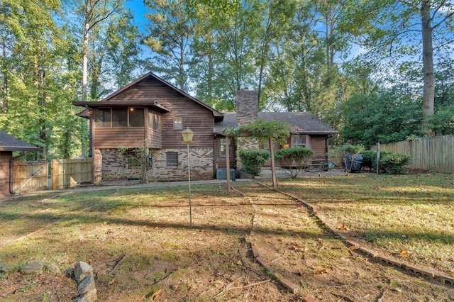 view of front of property featuring a front lawn