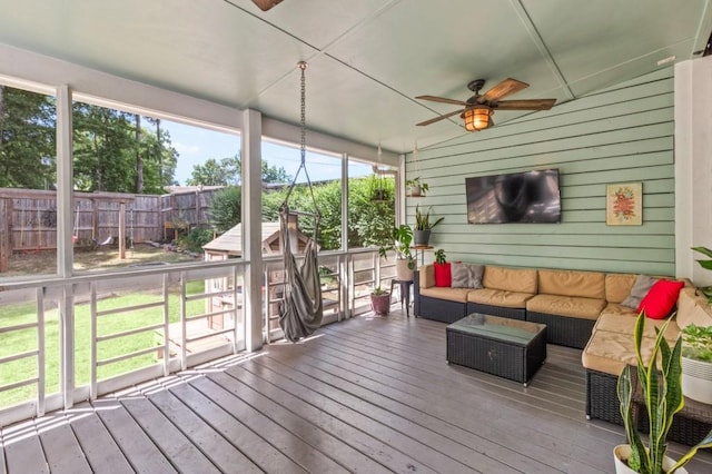 sunroom with ceiling fan