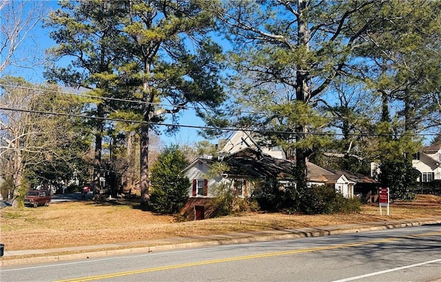 Listing photo 2 for 83 Woodstock Rd, Roswell GA 30075