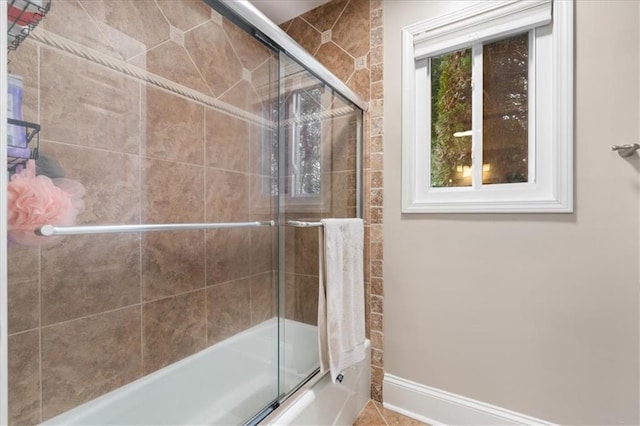 bathroom with enclosed tub / shower combo