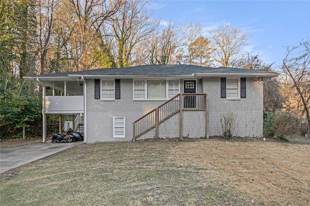 view of front of home featuring a front yard and a carport