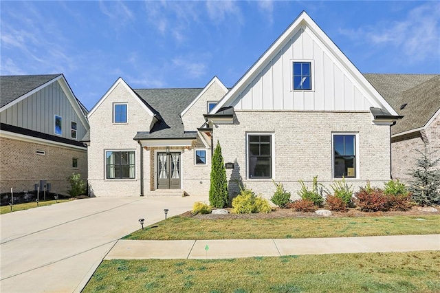 view of front facade featuring a front yard