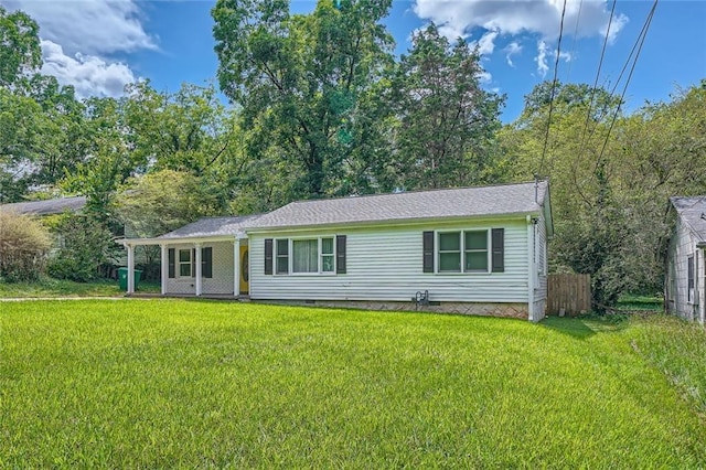 single story home with a front lawn