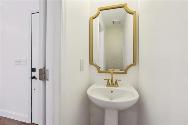 bathroom featuring sink