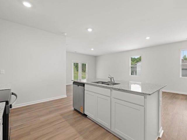 885 Lost Creek Blvd, Dallas, GA 30132 - kitchen featuring stainless steel appliances, healthy amount of natural light, a center island with sink, light wood-style flooring, and recessed lighting