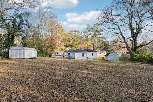 view of yard featuring an outdoor structure and a shed