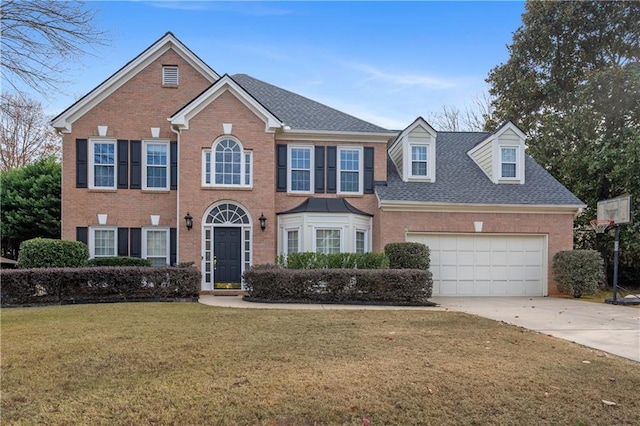 view of front of property featuring a front lawn