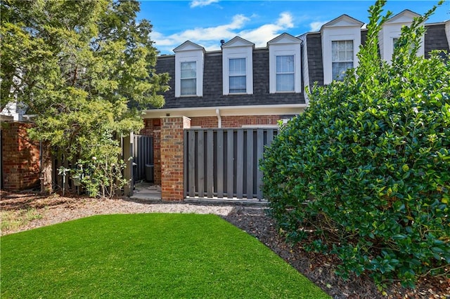 view of front of house with a front yard