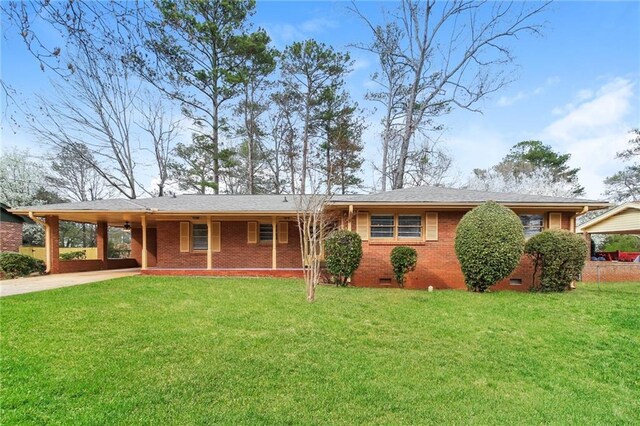 view of front of home featuring crawl space, driveway, a front lawn, and a carport