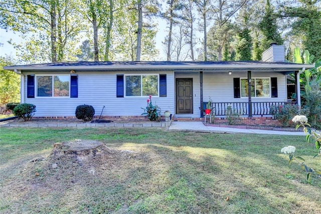 ranch-style house featuring a front lawn and a porch