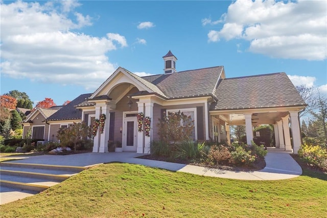 view of front of house featuring a front lawn