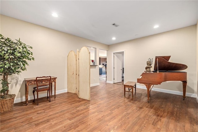 living area featuring recessed lighting, baseboards, light wood-style floors, and visible vents