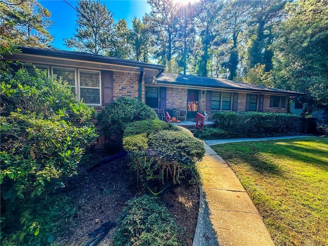 single story home with a front lawn