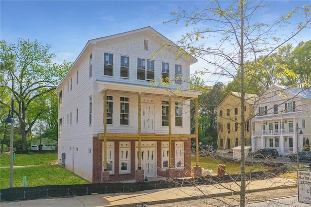 view of front of home featuring a front lawn