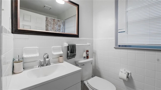 216 Coosawattee Ave SW, Rome, GA 30165 - full bathroom featuring toilet, tile walls, and vanity
