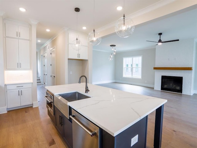 1415 Coretta Bnd, Atlanta, GA 30318 - kitchen featuring appliances with stainless steel finishes, a sink, hanging light fixtures, light wood-type flooring, and ornamental molding