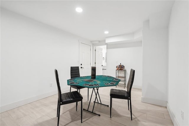 dining area with recessed lighting, light wood-type flooring, and baseboards