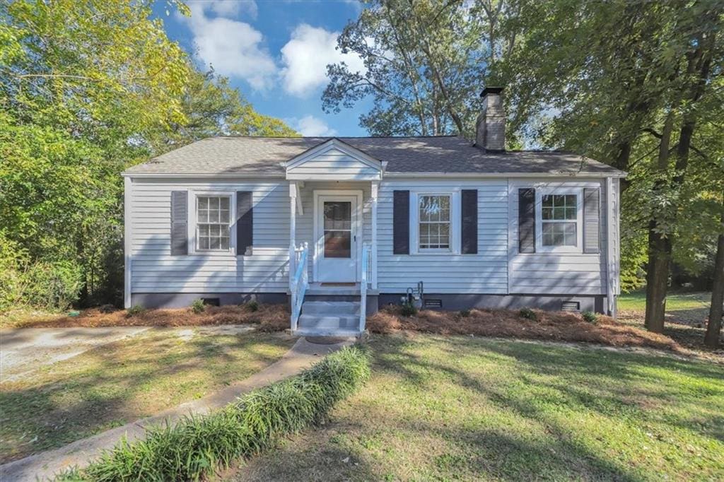 view of front of property with a front yard