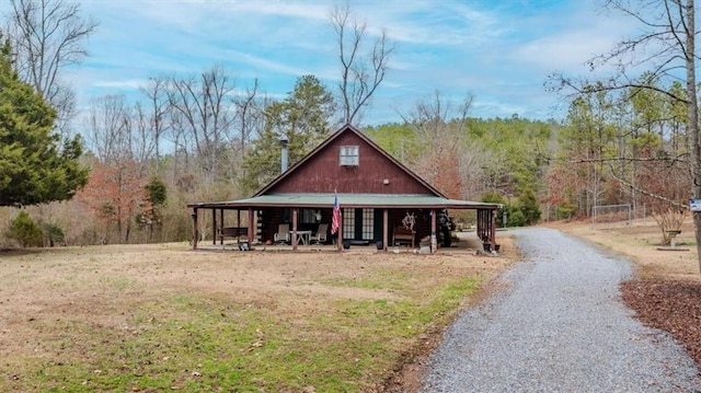 view of front facade featuring covered porch and a front lawn