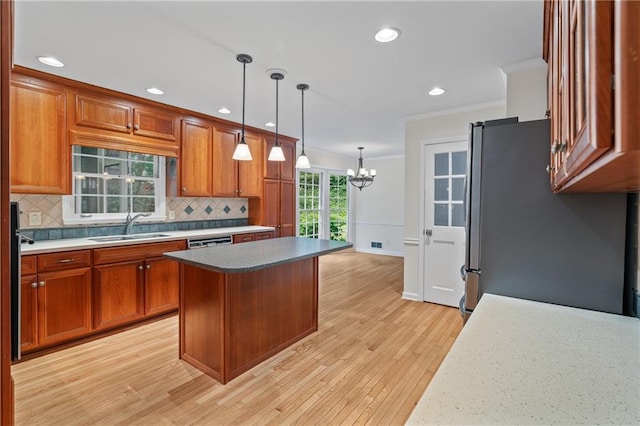 870 Richmond Hill Dr, Marietta, GA 30068 - kitchen featuring a sink, crown molding, a chandelier, backsplash, and light wood-type flooring