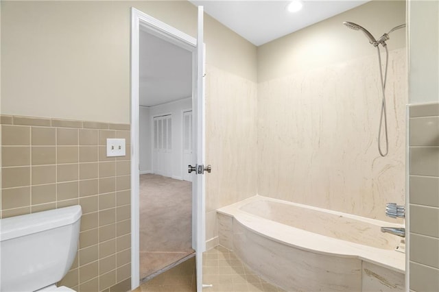 870 Richmond Hill Dr, Marietta, GA 30068 - full bathroom with a shower, toilet, a bathtub, tile walls, and recessed lighting