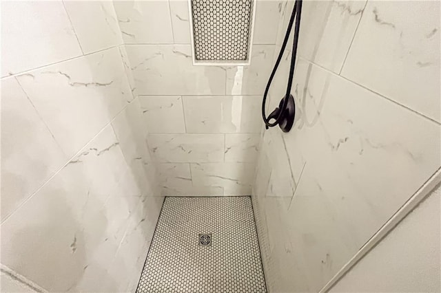 bathroom featuring a tile shower