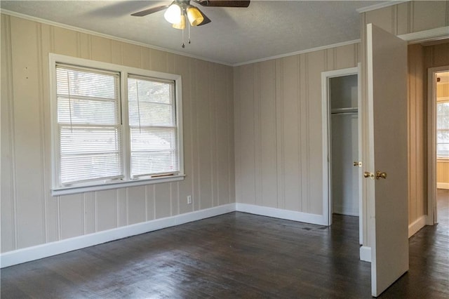 unfurnished bedroom with dark hardwood / wood-style flooring, a closet, and ceiling fan