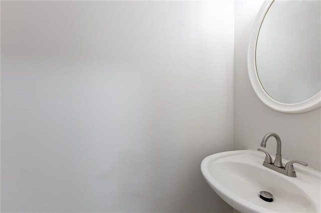 bathroom featuring a sink