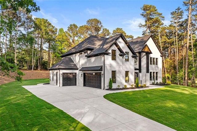view of front facade with a front lawn, stucco siding, and driveway