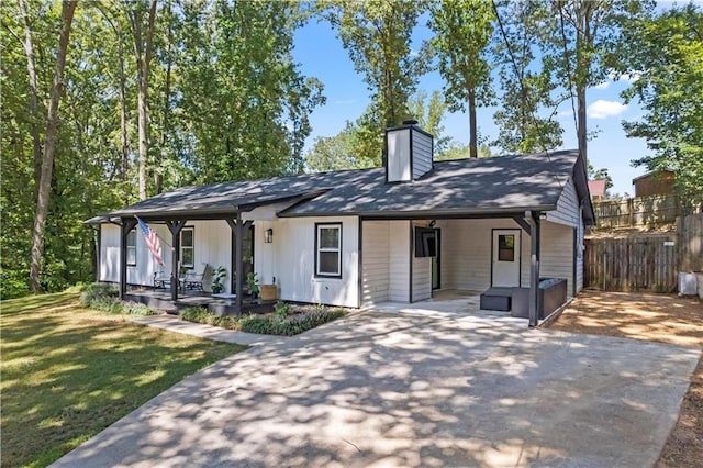 single story home featuring a front yard and a porch