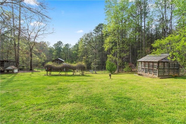 view of yard with an outbuilding