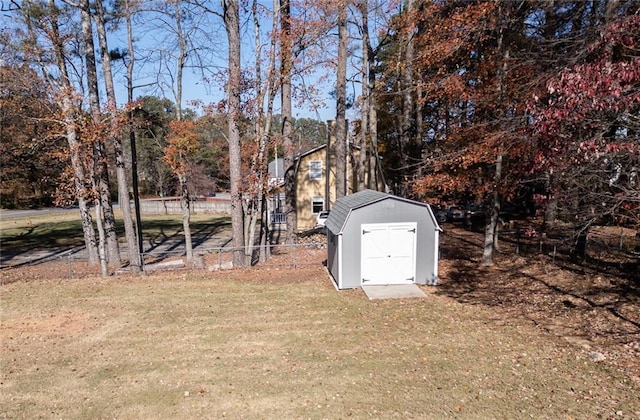 view of yard featuring a storage unit