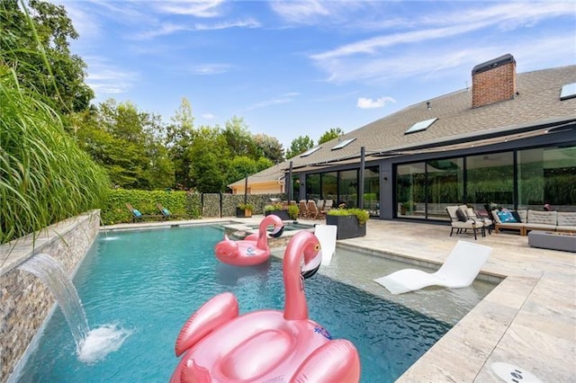 view of swimming pool with pool water feature, a patio area, and outdoor lounge area