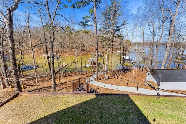 view of yard featuring a water view