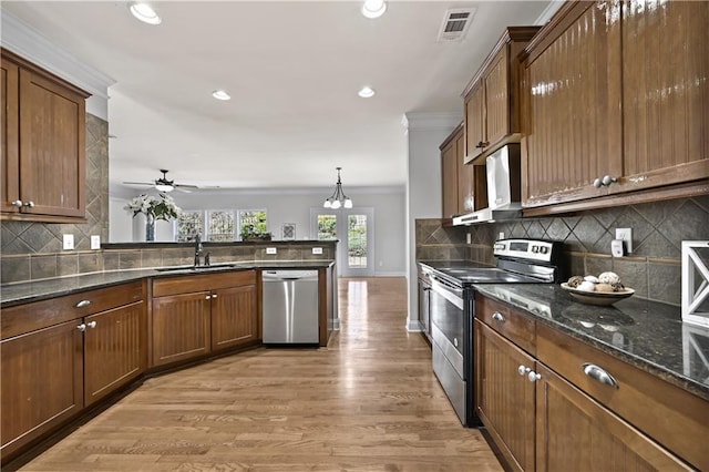 120 Daniel Creek Ln, Sugar Hill, GA 30518 - kitchen featuring appliances with stainless steel finishes, light wood-style flooring, tasteful backsplash, crown molding, and recessed lighting