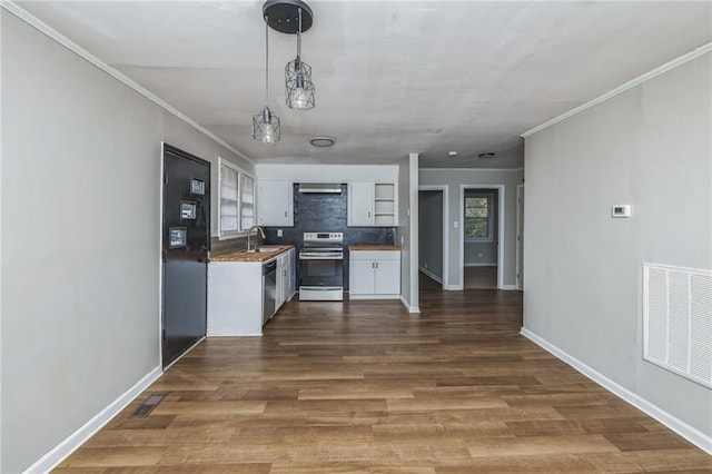 kitchen featuring white cabinetry, tasteful backsplash, dark hardwood / wood-style flooring, decorative light fixtures, and appliances with stainless steel finishes