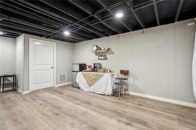 bar with visible vents, baseboards, and wood finished floors