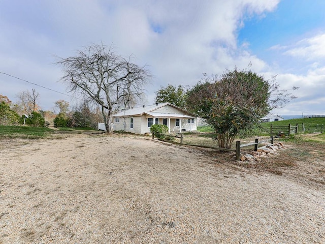 view of front of property featuring a rural view