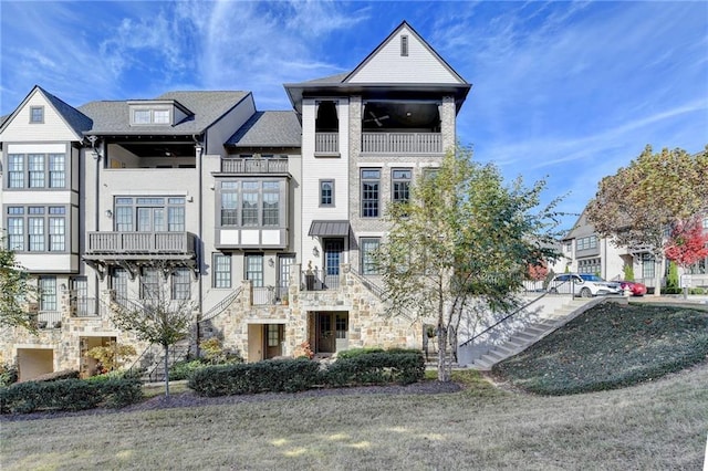 view of front of property featuring a front lawn