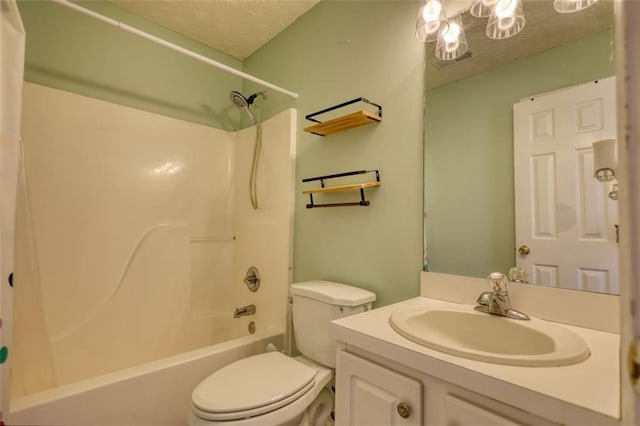 bathroom with shower / tub combo with curtain, toilet, a textured ceiling, a chandelier, and vanity