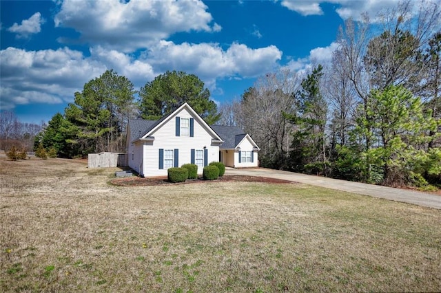 traditional-style house featuring a front yard