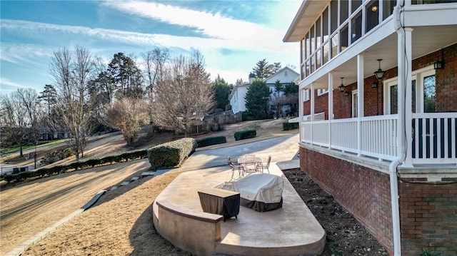 view of yard featuring a patio area