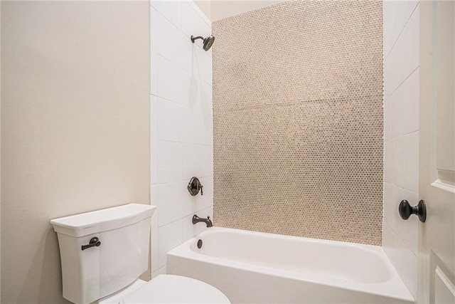 bathroom with tiled shower / bath and toilet