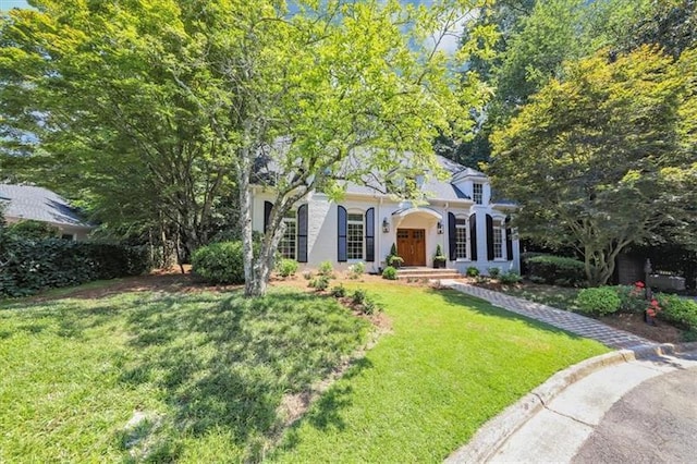 view of front facade featuring a front yard