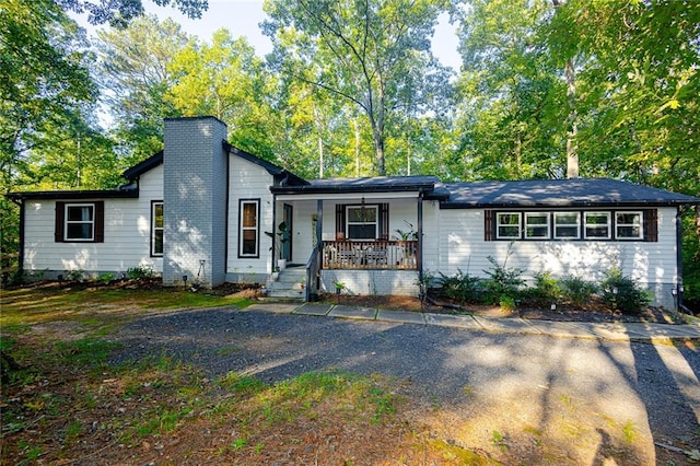 view of front of property featuring a porch