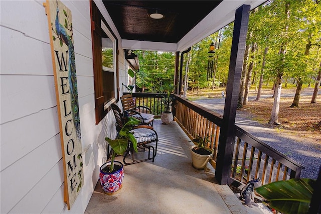 balcony featuring covered porch