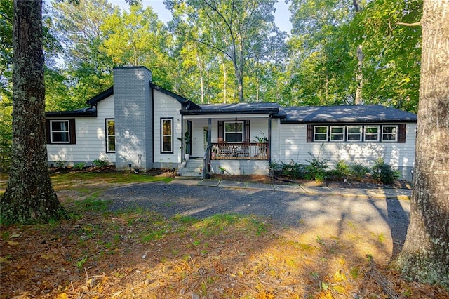 ranch-style house featuring a porch